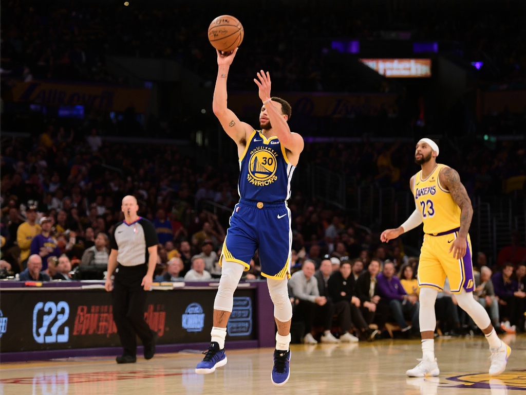 4月4日常规赛焦点战:勇士对决湖人精彩集锦 作为勇士队的灵魂人物,斯蒂芬·库里在这场