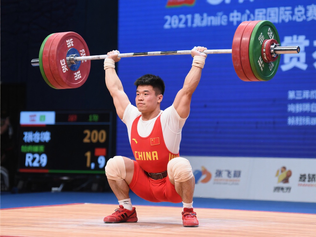 飞洋摘得抓举与总成绩双料金牌 向飞洋的名字或许在几年前还鲜为人知,但如